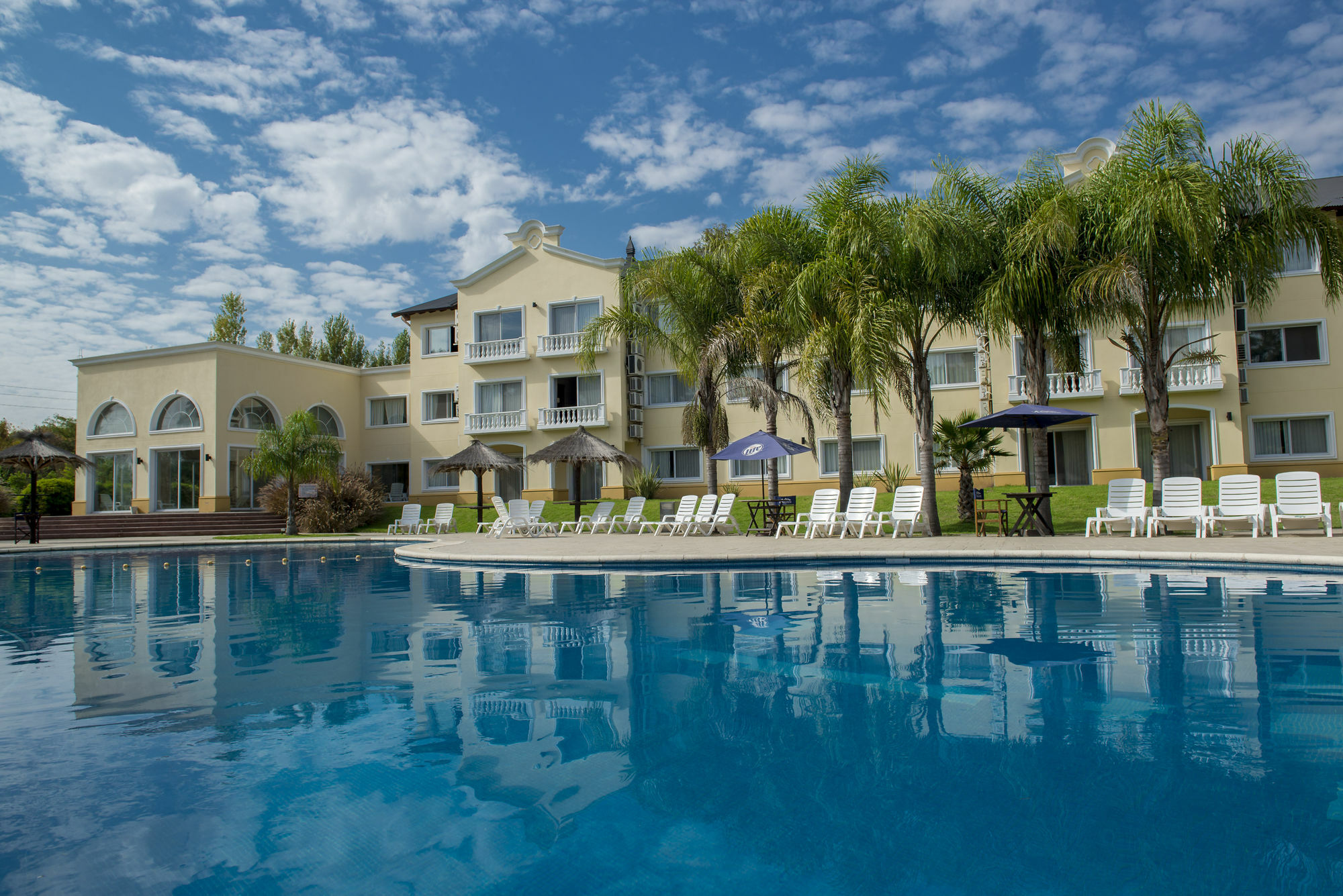 Howard Johnson By Wyndham Resort Pilar Pilar  Exterior photo