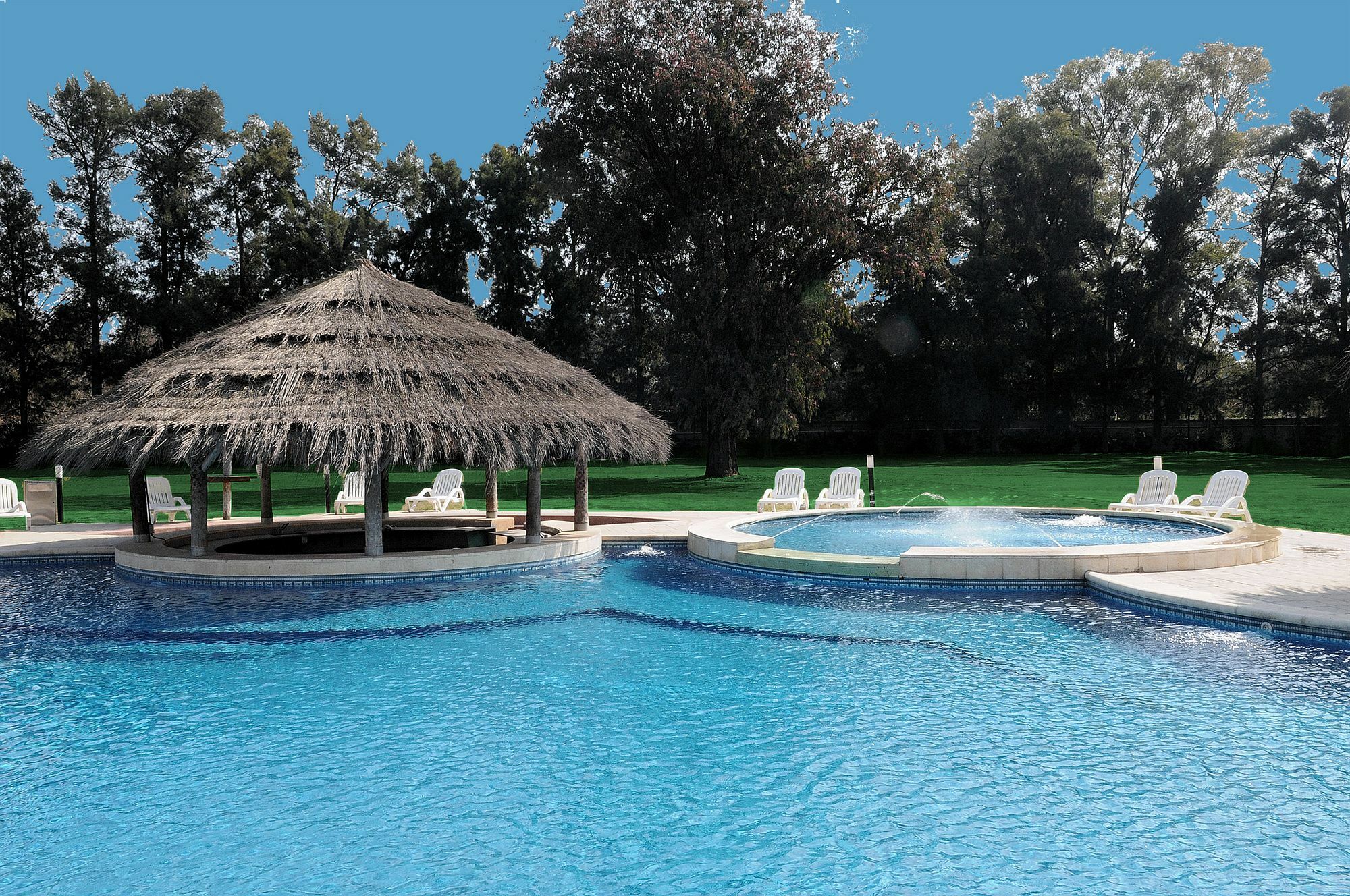 Howard Johnson By Wyndham Resort Pilar Pilar  Exterior photo